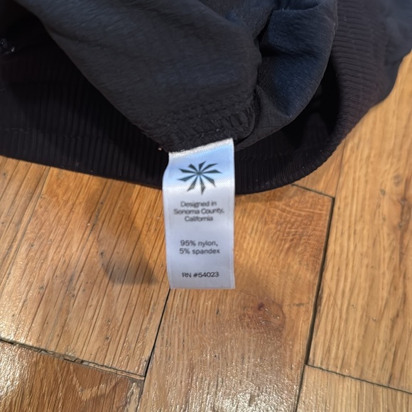 Athleta black shorts size 2 button-zip fly soft shorts with back elastic waist - Picture 8 of 9